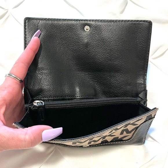 Michael Kors Large Monogram Checkbook Wallet, Black & Tan, Excellent! - Picture 7 of 10